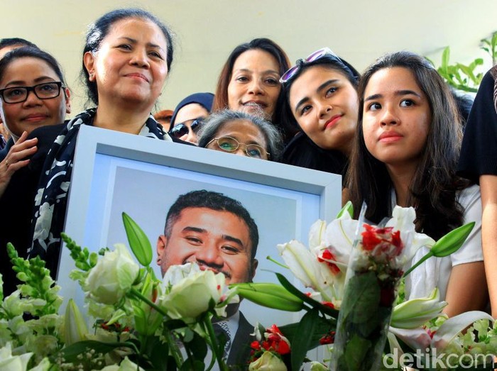 Pemakaman Mike Mohede, Adjie Pangestu Pose Mesra Bareng Cowok