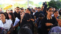 Kerelaan dan keikhlasan mulai terlihat di mata pelayat, walaupun masih ada rasa kehilangan. Hanif Hawari/detikHOT.