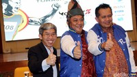 (Ki-ka) Group Head of Marketing Beverages Wings Food Aristo Kristandyo, Ketua Perhimpunan Masyarakat Toraja Indonesia Frederik Batong, dan Asisten Deputi Segmen Pasar Personal Kementerian Pariwisata Raseno Arya mengacungkan jempol bersama usai memberikan keterangan pers terkait Toraja Marathon 2016.