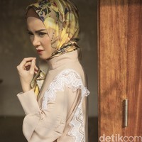 Wardrobe: Angel Lelga Label. Fotografer: Zaky Akbar. Makeup Artist: Vivi Thalib. Lokasi: Lewis & Carroll, Kebayoran Baru, Jakarta Selatan. Stylist: Kiki Oktaviani. Model: Angel Lelga.