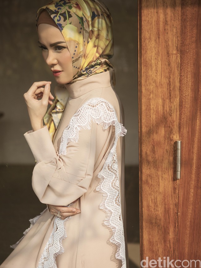 Wardrobe: Angel Lelga Label. Fotografer: Zaky Akbar. Makeup Artist: Vivi Thalib. Lokasi: Lewis & Carroll, Kebayoran Baru, Jakarta Selatan. Stylist: Kiki Oktaviani. Model: Angel Lelga.