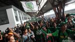 Massa Bonek Tiba di Stasiun Senen