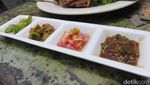 Menyantap Nasi Kampung yang Komplet Plus Sambal Dadak Pedas