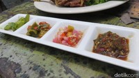 Foto: detikFood4 jenis sambal yang terdiri dari sambal matah, sambal terasi dadak, sambal waluh dan sambal sayuran. Enak disantap dengan nasi pulen yang hangat.