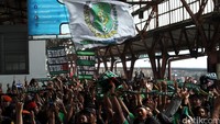 Mereka masih menunggu rekan-rekannya yang masih dalam perjalanan ke Jakarta.