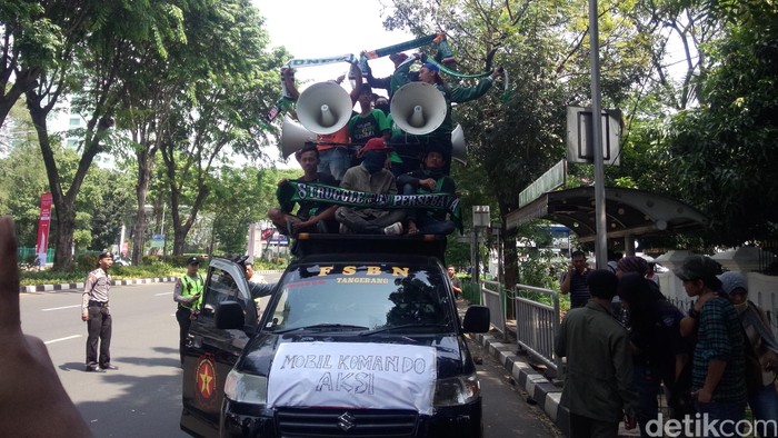 Rombongan Bonek Kumpul di Depan Kemenpora, Lanjut ke Stadion Tugu