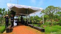 Tenda pun sudah dibangun untuk proses pemakaman pelantun Demi Cinta itu. Pool/Hanif Hawari/detikFoto.