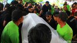 Jenazah Mike Mohede Dimakamkan