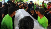 Judika juga ikut mengangkat peti putih Mike. Hanif Hawari/detikHOT.