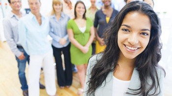 Komplain soal pekerjaan. Meski teman-teman kerja tidak bisa melihat profil medsos Anda, mereka tetap akan bisa menemukan perilaku Anda yang sebenarnya di lingkungan pekerjaan. Bagaimanapun tidak menyenangkannya lingkungan pekerjaan, atasan atau rekan kerja Anda, simpan saja untuk diri sendiri atau hanya curhat pada orang ytang bisa dipercaya. Foto: Thinkstock