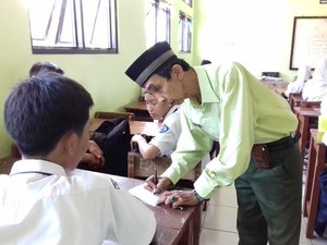Pak Maman, 40 Tahun Jadi Guru Honorer: Muridnya Ada yang Jadi Dokter Hingga Jenderal