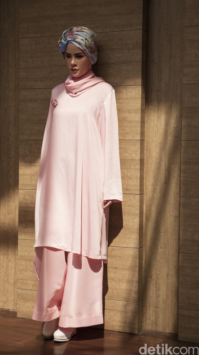 Wardrobe: Angel Lelga Label. Fotografer: Zaky Akbar. Makeup Artist: Vivi Thalib. Lokasi: Lewis & Carroll, Kebayoran Baru, Jakarta Selatan. Stylist: Kiki Oktaviani. Model: Angel Lelga.