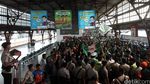 Massa Bonek Tiba di Stasiun Senen