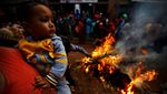 Pembakaran Setan di Festival Ghantakarna Nepal