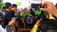Sejumlah teman dan anggota keluarga besar menghadiri pemakaman Mike, Selasa (2/8/2016). Hanif Hawari/detikHOT.