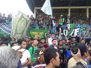Kericuhan Kecil Sempat Terjadi Saat Bonek Tunggu Menpora di Stadion Tugu
