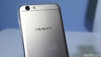 Sementara di bagian kamera belakang F1s memiliki kemampuan 13 MP yang dipadu bukaan f/2.2. Foto: detikINET/Ari Saputra