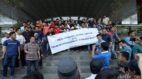 Dalam aksinya mereka tampak membawa spanduk berisikan tuntutan mereka. 