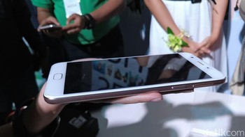 Prosesornya menggunakan MediaTak MT6750 yang sudah mengusung teknologi octa core dengan kecepatan 1,5 Ghz. Ada slot micro SD yang bisa menelan sampai kapasitas 128 GB. dayanya oleh baterai 3.075 mAh . Foto: detikINET/Yudhianto