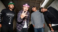 Santos, Titz, dan Lezanno mengajak Coki untuk bergabung. Ia adalah salah satu personel dari format awal Fade 2 Black.