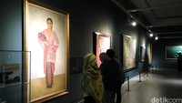 Traveler bisa juga menikmati karya seniman luar negeri, seperti Diego Rivera, pelukis kenamaan asal Meksiko. Lukisan ini sempat dilarang keluar dari Meksiko, namun berkat bujuk rayu Bung Karno, akhirnya lukisan ini diberikan sebagai hadiah kenang-kenangan dan boleh dibawa ke Indonesia (Wahyu/detikTravel)