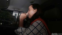 Novianti masuk ke mobil tahanan usai menjalani pemeriksaan.