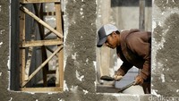 Pekerja melakukan proses pembangunan rumah di Bintara Jaya Village, Bekasi Barat, Jawa Barat, Rabu (3/8/2016).