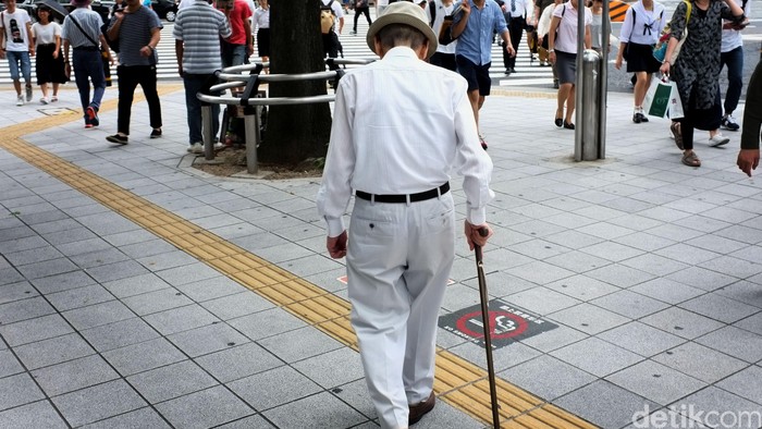 Walau menjadi negara yang sangat maju pekerja Manula di Jepang masih terlihat aktif bekerja. Rata-rata mereka berusia 65 sampai 80 tahun.