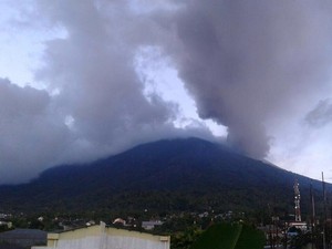 Kota Ternate Hujan Debu, Bandara Sultan Babullah Masih Ditutup