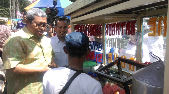 Berkunjung ke Pangkalpinang, Gubernur Aher Temui Bobotoh dan Pedagang Cimol