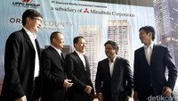 Chief Marketing Lippo Homes Jopy Rusli, Director/Chief Marketing Officer PT Lippo Cikarang Tbk Stanley Ang, Presiden Direktur PT Lippo Cikarang Tbk Toto Bartholomeus, Presiden Direktur PT Diamond Realty Investment Indonesia (subsidiari Mitsubishi Corporation) Takashi Ito, dan Marketing Manager Mitsubishi Corporation Takahiro Furumura berbincang seusai penandatanganan kerjasama pembangunan Newport Park, menara apartemen keenam di Orange County dengan jumlah 558 unit.