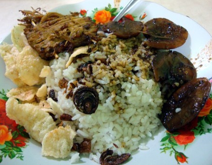  Nasi Uduk Pakai Telur atau Semur Jengkol Aduh Enaknya 