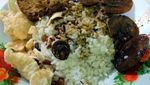 Nasi Uduk Pakai Telur atau Semur Jengkol? Aduh Enaknya!