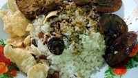 Bang Uwan di kawasan Rawa Belong dikenal dengan semur jengkolnya yang empuk dengan bumbu semur yang pekat khas Betawi. Foto: detikFood