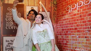 Aksi Reza Rahadian dan Chelsea Islan memotret selfie dengan Oppo F1s. Foto: detikINET/Ari Saputra