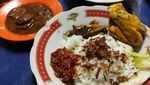 Nasi Uduk Pakai Telur atau Semur Jengkol? Aduh Enaknya!