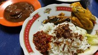 Di bekasi juga ada nasi uduk Mat Lengket yang buka sore. Bersiaplah mengantri karena ayam gorengnya gurih enak dan nasi uduknya wangi.Foto: detikFood