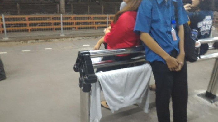 Begini Saat Penumpang Commuter Line Protes Kursi Sandar di Stasiun