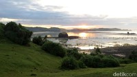Pantai Seger. Pantai ini ada di sebelah Resor Novotel Lombok. Putri Mandalika yang cantik nan bijaksana konon katanya tercermin pada Pantai Seger yang berpasir putih itu (Faela Shafa/detikTravel)