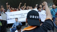 Puluhan pengemudi taksi online menggelar aksi unjuk rasa di MGK Kemayoran Jakarta, Rabu (3/8/2016).
