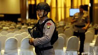 Tim Gegana melakukan pengamanan kawasan hotel Mercure Ancol, Jakarta. 