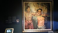 Satu lukisan yang akan menarik perhatian traveler adalah karya Henk Ngantung, mantan Gubernur Jakarta di era tahun 1965 yang dulunya adalah seorang pelukis. Judul lukisan ini adalah Memanah (Wahyu/detikTravel)