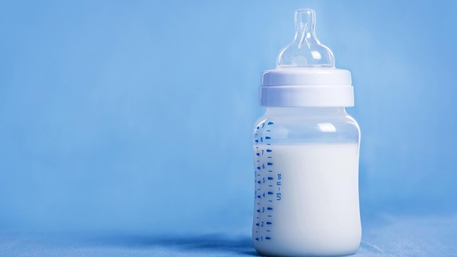 4 Alasan Sebaiknya Hindari Pakai Botol Dot Saat Memberi ASI Perah pada Bayi