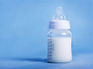 4 Alasan Sebaiknya Hindari Pakai Botol Dot Saat Memberi ASI Perah pada Bayi