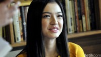 Ia cantik dengan makeup yang natural. Pool/Noel/detikFoto.