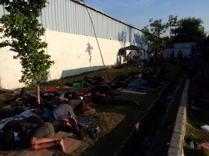 Pagi Ini Ratusan Bonek Masih Bertahan di Stadion Koja