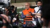 Putu disangka menerima suap melalui transfer antar bank ke rekening suami Novianti atas nama Mukhlis. Uang yang ditransfer totalnya Rp 500 juta dengan rincian yaitu Rp 150 juta, Rp 300 juta, dan Rp 50 juta.
