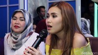 Kira-kira Ayu lagi nyanyi apa? Pool/Hanif Hawari/detikFoto.