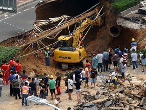 Lubang Menganga Selebar 20 Meter Tiba-tiba Muncul di China, 1 Orang Hilang