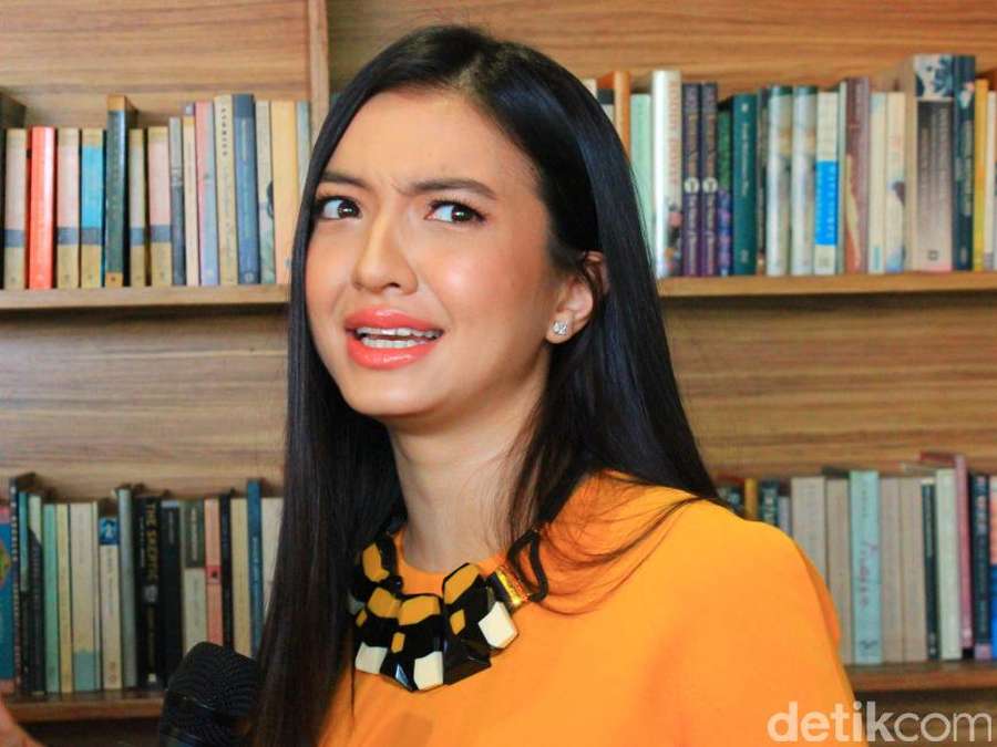 Pasang Ekspresi Muka Aneh Raline Shah Tetap Cantik